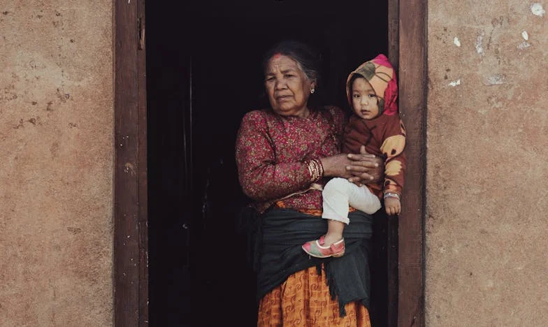 Poszłam do banku z synową po pieniądze. Wróciłam do domu i zobaczyłam ją w salonie, z lodowatym spojrzeniem. Ale prawda, którą odkryłam później, zmieniła wszystko.