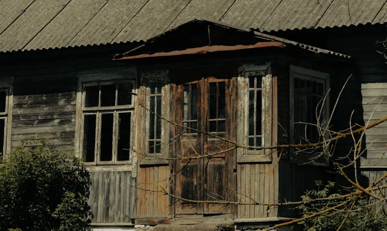 Nová manželka môjho bývalého zaklopala na dvere a požadovala dom môjho otca...