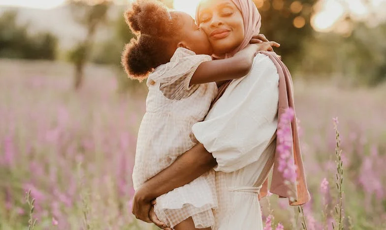 Med dvema svetovoma: Zgodba babice, ki ne sme videti svojega vnuka