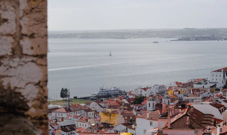 Nevidna med svojimi: Ispoved Slovenke, ki jo je lastna družina potisnila na rob