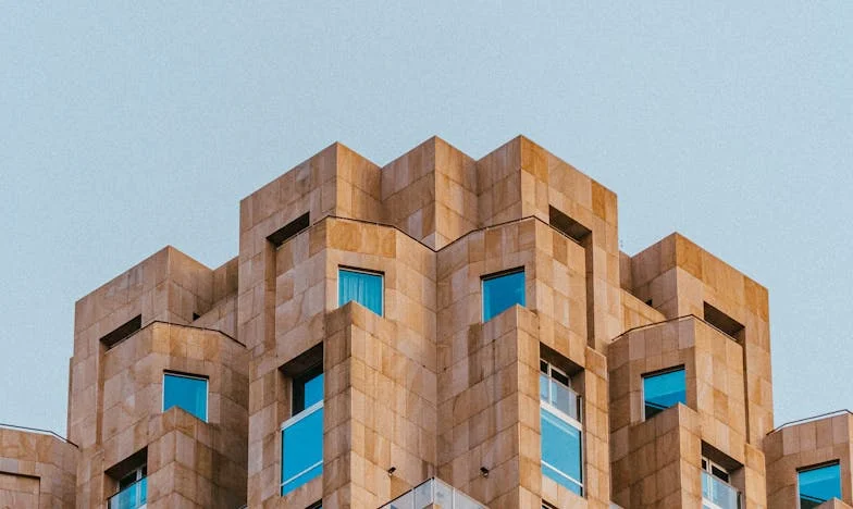 Babica proti blagajničarki: Ko se maščevanje spremeni v prijateljstvo