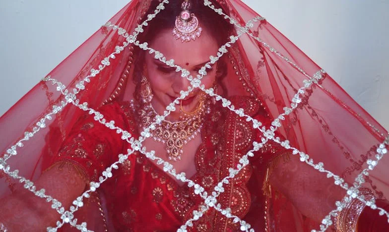 Ko ostaneš sam z resnico: Zgodba o izgubljeni hčerki in najdeni vnukinji