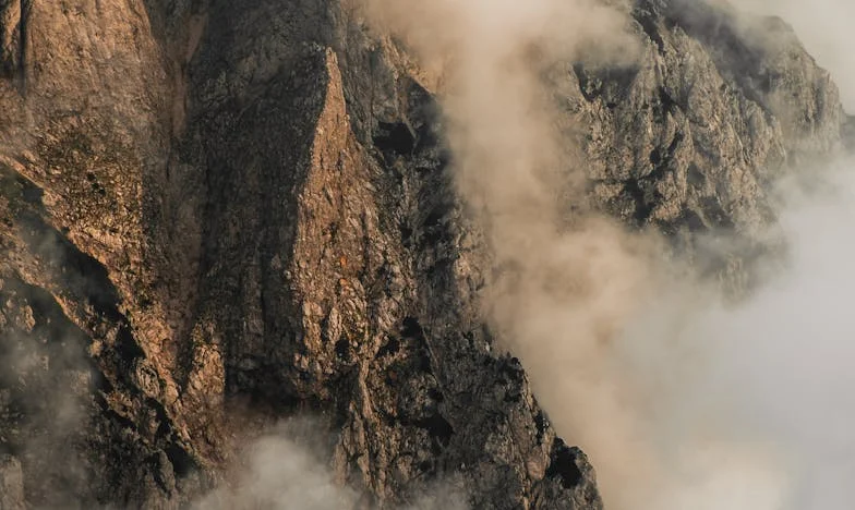 Ko se san o svobodi spremeni v novo materinstvo: Moja zgodba o vrnitvi hčerke in vnukinje
