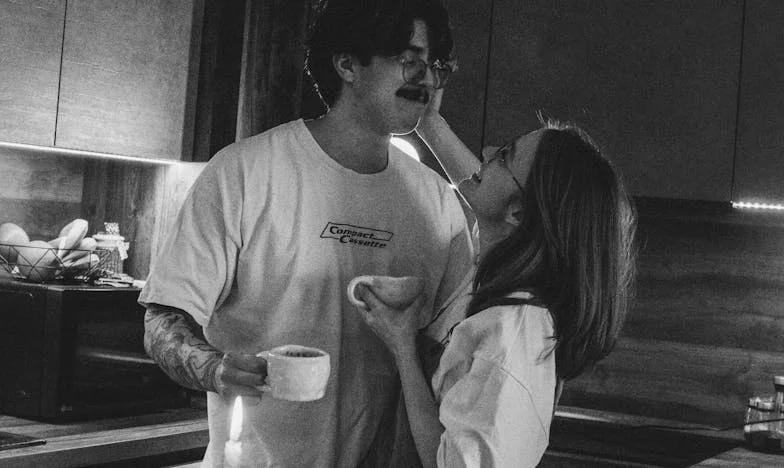 Ljubezen po šestdesetem: Ali sem res naivna, ker si upam biti srečna?