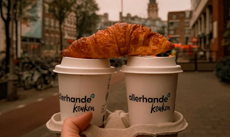 Med dvema domovoma: Kako sem se naučila odpustiti svoji tašči – resnična zgodba o družinskih mejah in moči ljubezni