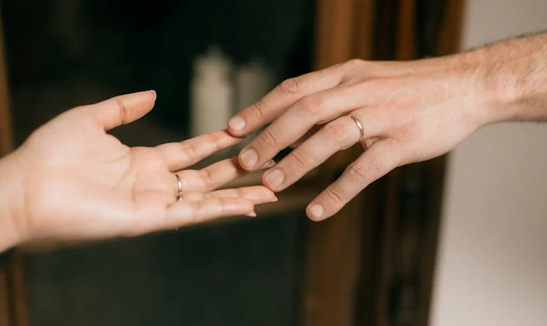 Med dvema ognjema: Zgodba o Ani, materi in hčerki v sodobni Sloveniji