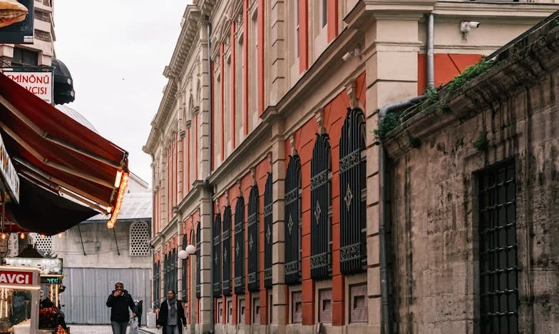 Moj Plača Ni Ljubezen: Med Strahom in Svobodo