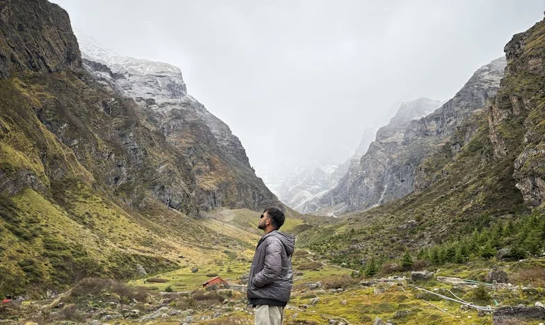 Sence izgubljenega prijateljstva: Zgodba o Ani, tišini in pogumu