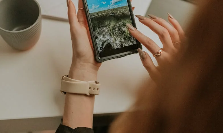 V senci brata: Kako sem zapustila dom in ostala sama