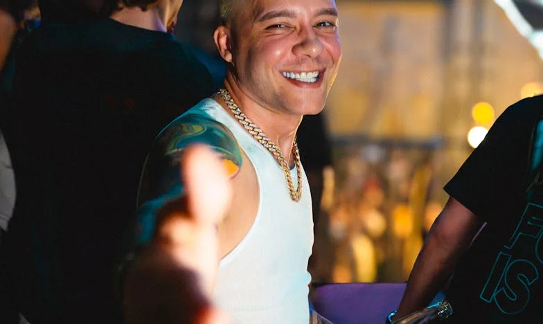 V senci skrivnosti: Mati, hči in denar, ki razdvaja družino