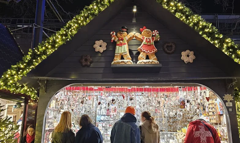 Vsakič, ko pride zet domov, moram izginiti: Zgodba o izgubljeni vlogi babice