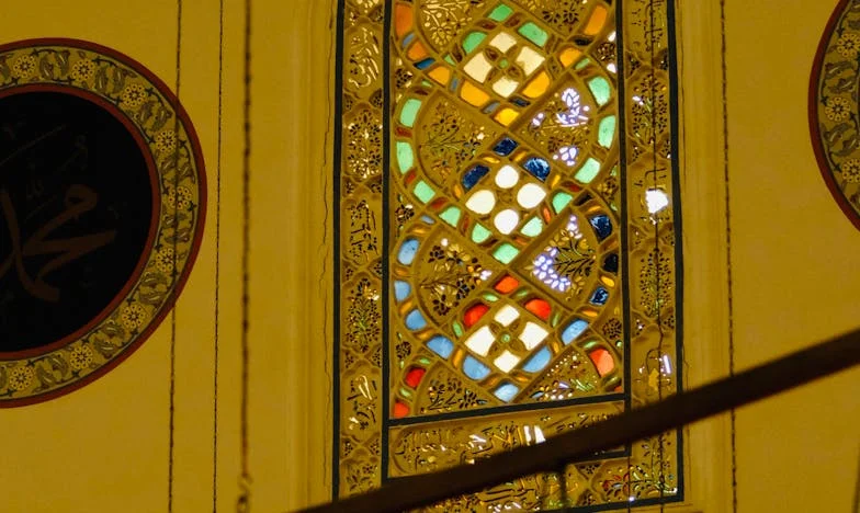 Za masko ljubezni: Izpoved slovenske žene o prevari in ponovnem začetku