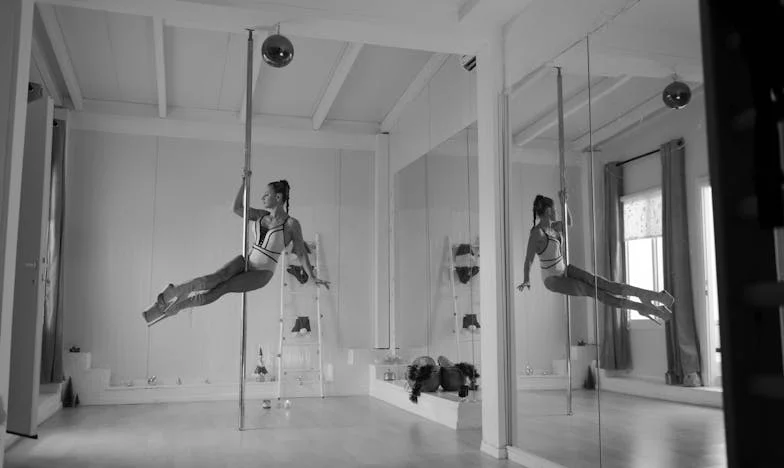 Zakaj bi zdaj skrbela zanjo? Spoznajte Mateja, zlatega sina: Borba hčere z družinsko dinamiko