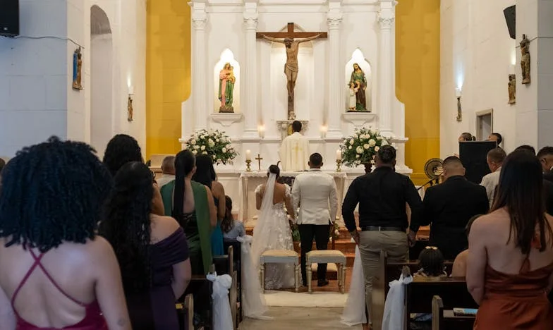 Zlati prstan in grenko darilo: Družinska zgodba Petrovičevih