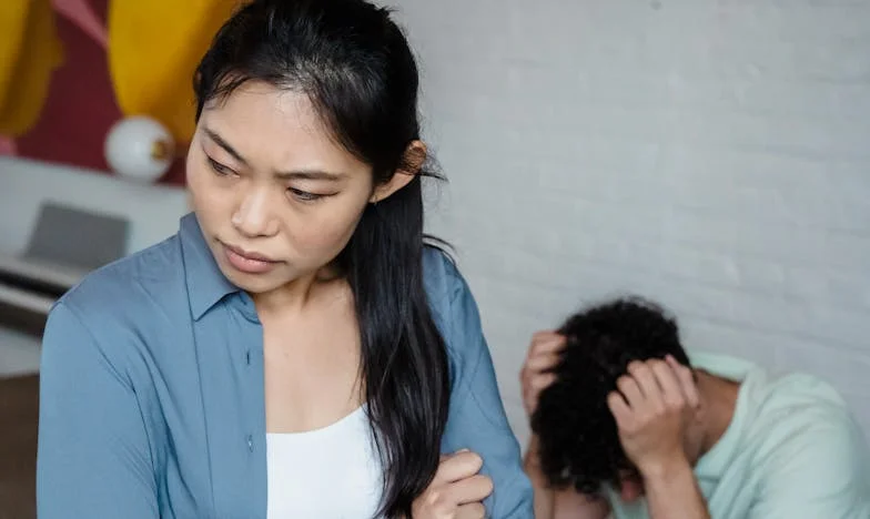 „Imaš mesec dni, da se izseliš!” – Zgodba snahe med pričakovanji družine in lastnimi sanjami