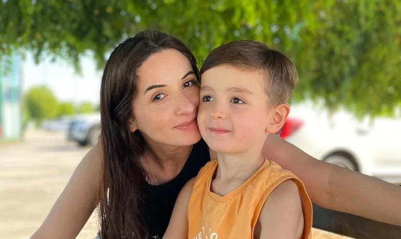 Ko je naša vrata odprla resnica: Mož, skrivnost in dekle, ki je spremenilo vse