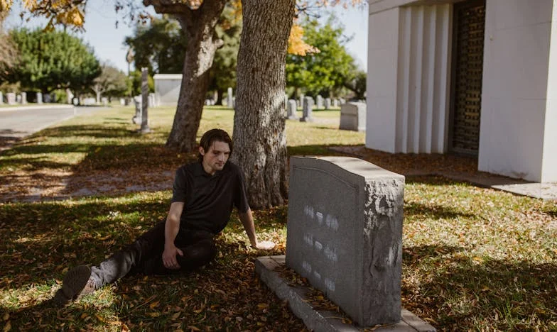 Ko sem pripeljala bolno mamo k sebi, mi je mož zabrusil: 'Prodaj njeno stanovanje in naj gre' – zgodba Tine iz Domžal