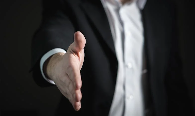 Ko ti lastna sestra vzame dom: Zgodba o izdaji in iskanju novega zaupanja