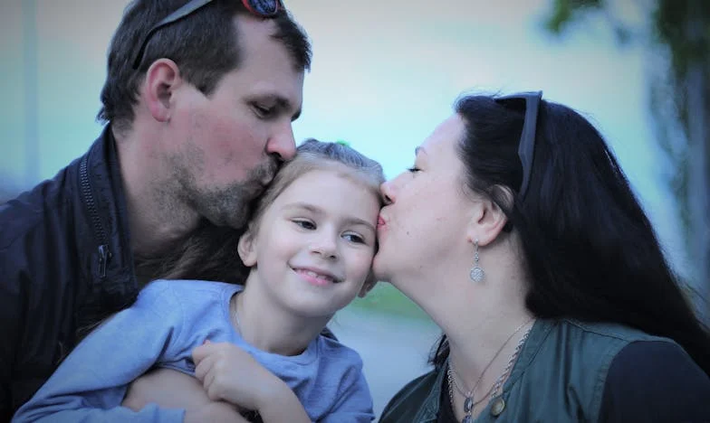 Ko ti svekrva vzame kosilo in srce: Zgodba o mejah, družini in tišini