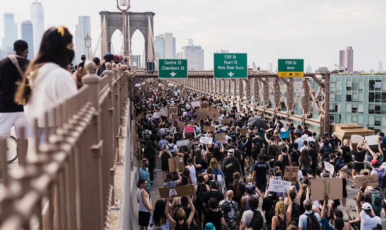 Med bolečino in upanjem: Zgodba Tine Kovač iz porodne sobe – ko je osamljenost hujša od popadkov
