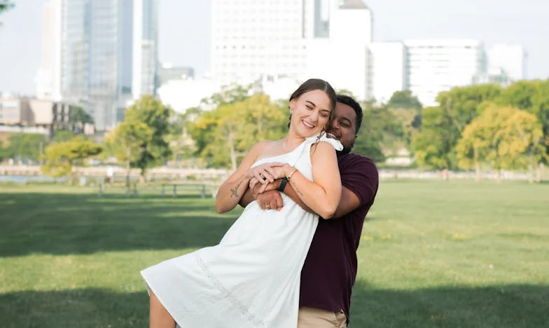 Med dvema domovoma: Kako sem se naučila odpustiti svoji tašči – resnična zgodba o družinskih mejah in moči ljubezni