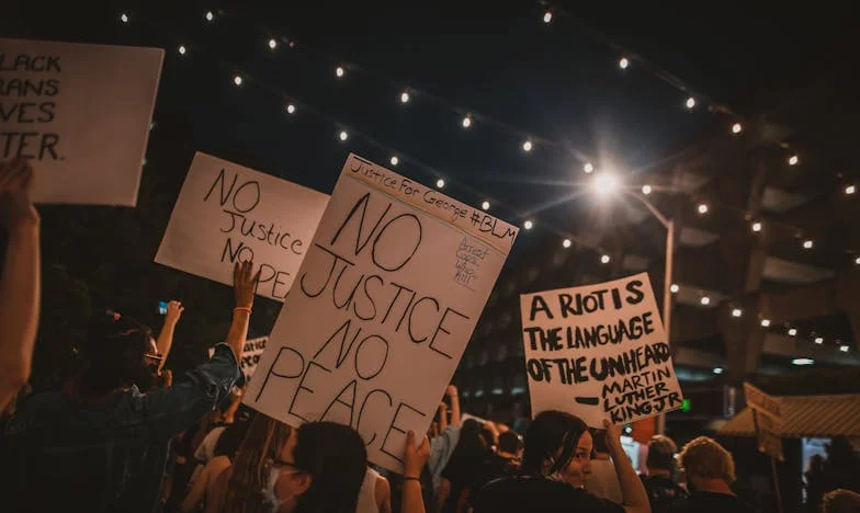 Med dvema ognjema: Ko sem morala izbirati med ljubeznijo in lastno prihodnostjo