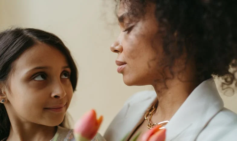 Med dvema ognjema: Ko srce in družina govorita vsak svojo resnico