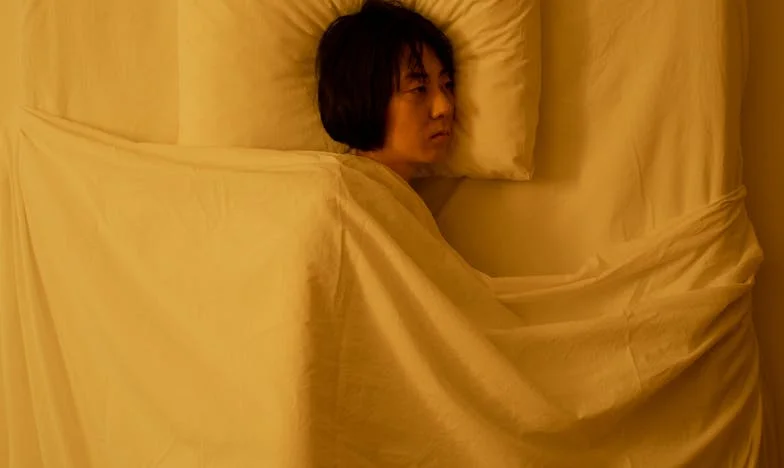 Med dvema svetovoma: Ko mož postane otrok v tujem dvorišču