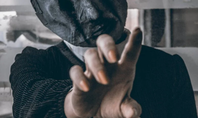 Med lojalnostjo in lastno srečo: Ko družina postane breme – moja tiha bitka za glas v zakonu