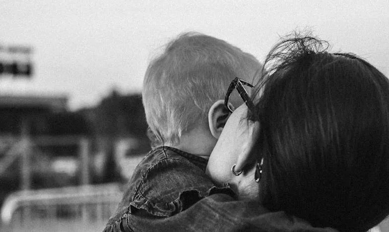 Nedeljski obisk iz preteklosti: Ko se stare rane znova odprejo