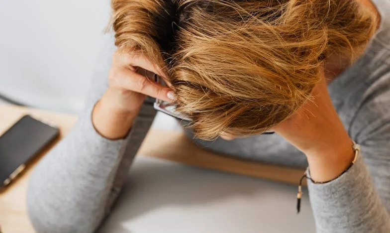 Strupeno darilo: zgodba o ljubezni, dolgu in izdaji v družini