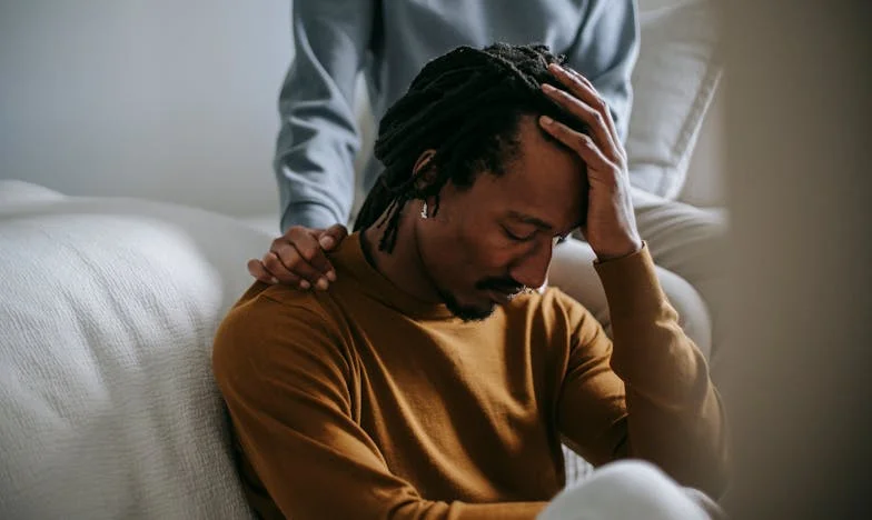 Tašča, kava in zaprta vrata: Kako je en navaden ponedeljek razbil mojo družino