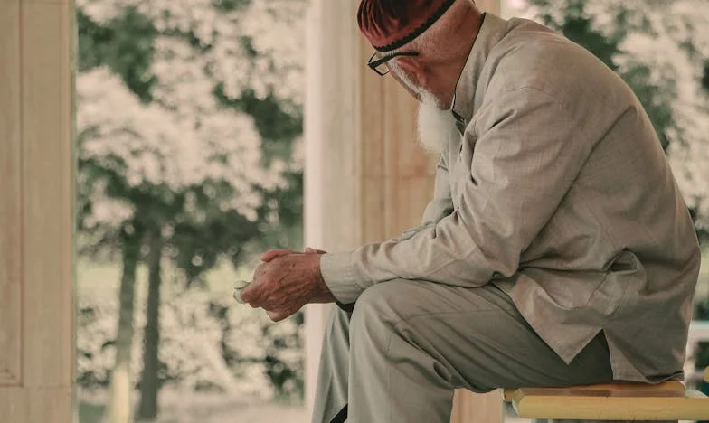 Tišina, ki boli: Zgodba o družini, denarju in ponosu