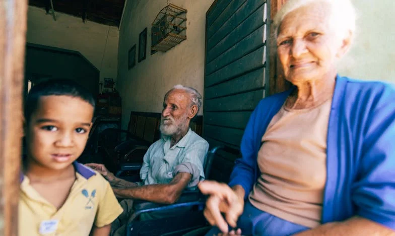 Vsakič, ko se zet vrne domov, moram izginiti: zgodba slovenske babice