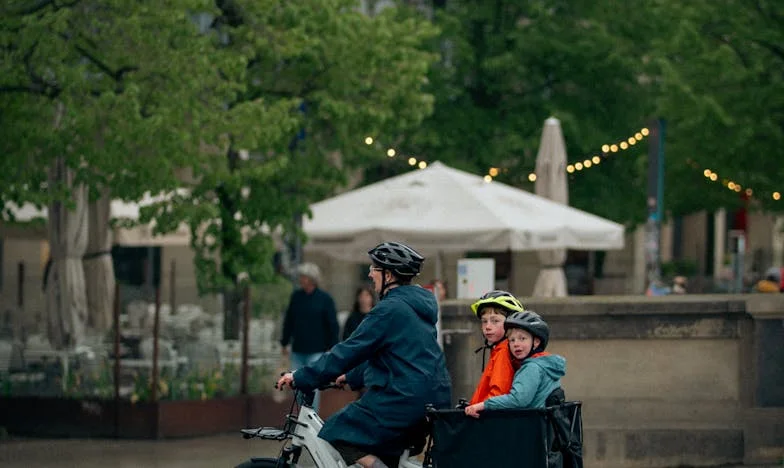 Zakaj me je mama zamenjala za očima? – Izpoved o odpuščanju in družinski izdaji