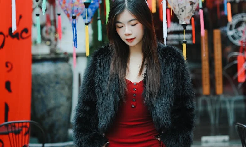 Zaklenjena vrata, odklenjena srca: Družinske skrivnosti v senci slovenskega doma