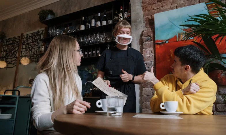 Brez glasu: Zgodba o dekletu, ki je prvič slišalo zvonove Ljubljane