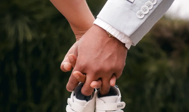 Dvojni rojstni dan: Plamen spominov in skrivnosti, ki žgejo