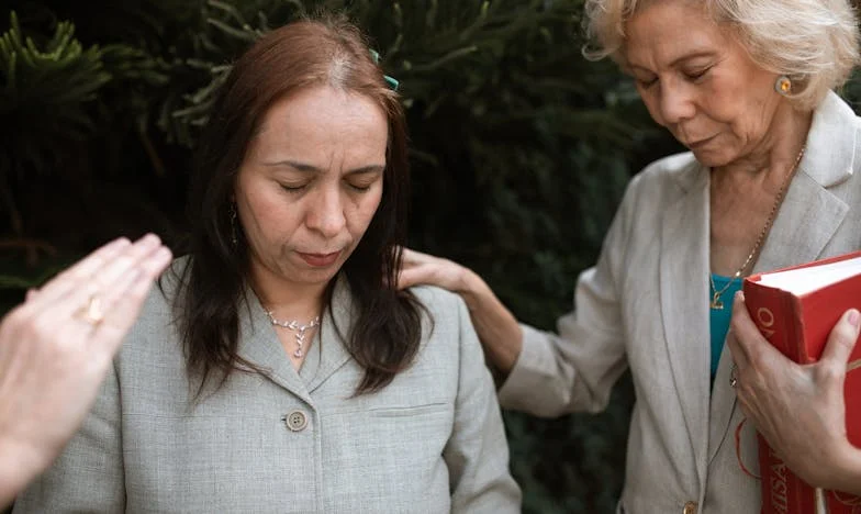 Ko sem prodala svoje stanovanje in se preselila k sinu: Zdaj v njuni dnevni sobi nimam niti svojega stola