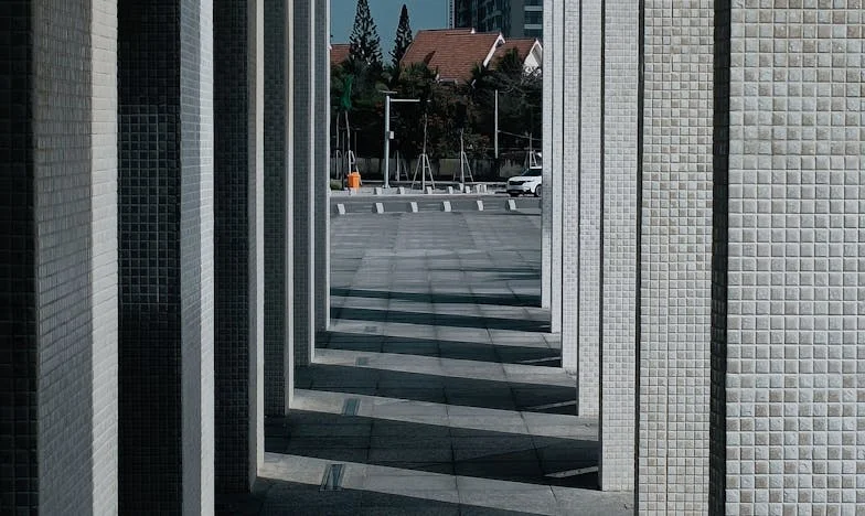 Lačna soseda, ki ni nikoli našla miru: Zgodba o otroštvu v senci revščine in molka