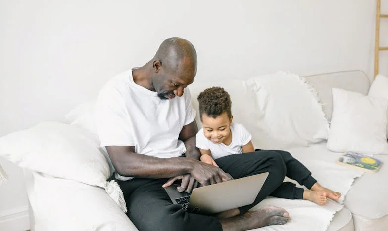 Med dvema ognjema: Starševska dilema v senci izdaje