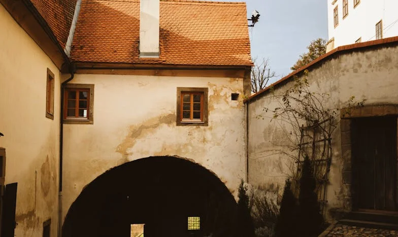 Med mano in taščo: Ko je mož izbral svojo mamo namesto mene – Dramatična izpoved Tine