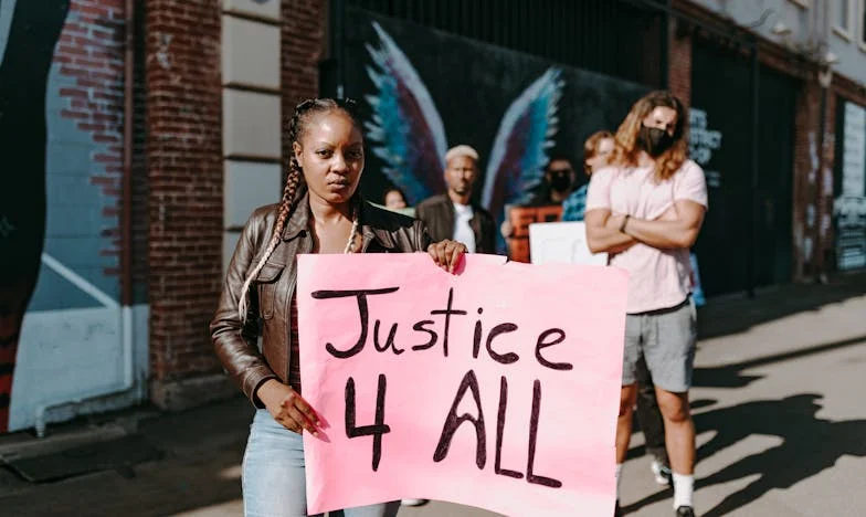 Med štirimi stenami: Ko družina postane tvoj največji sovražnik