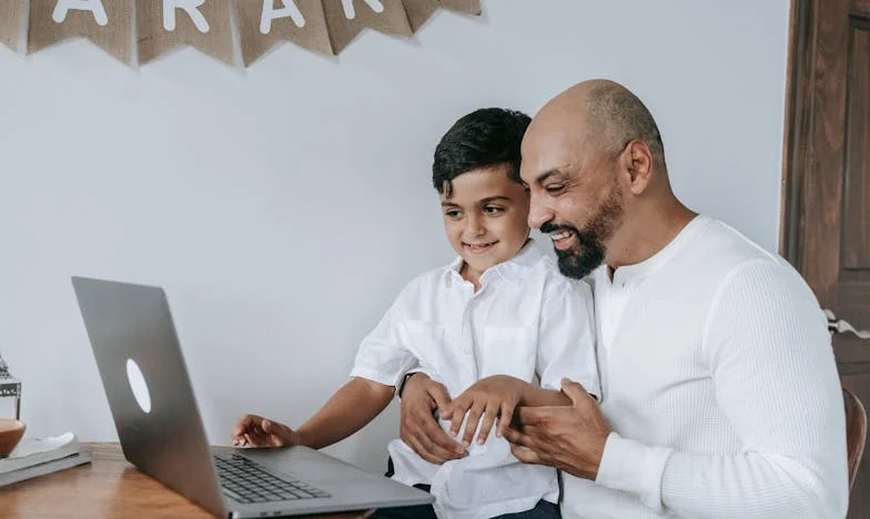 Moja hči, njeni lasje in mi na robu: Lahko otrok žrtvuje sebe za idejo?