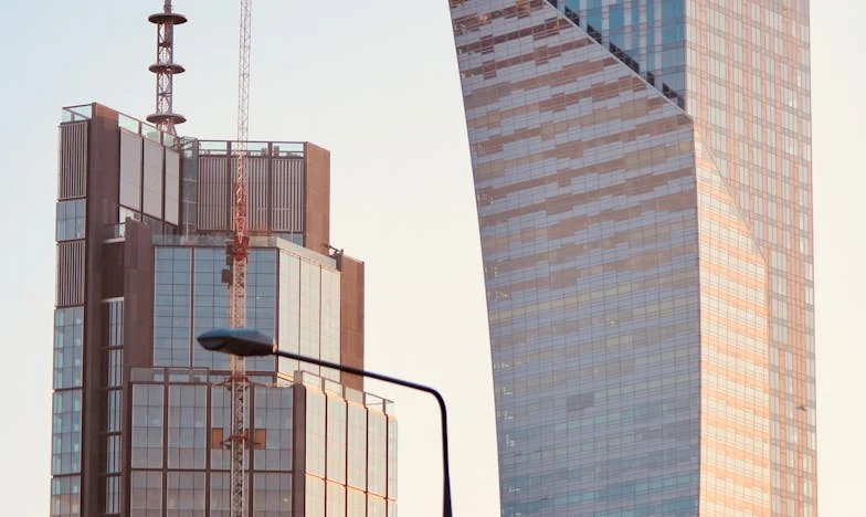 Poroka iz nuje: Ko srce molči, življenje pa zahteva odločitev