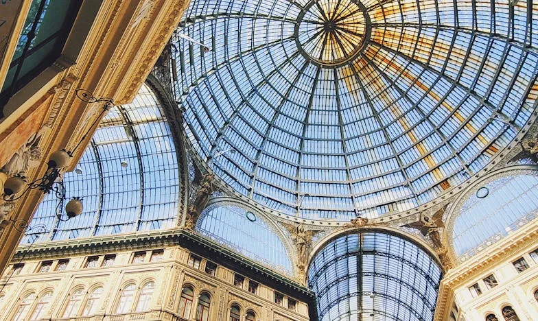 Tišina, ki razdvaja: Zgodba slovenske družine v senci varčevanja