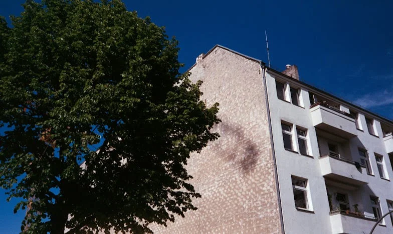 Ko neznanci potrkajo na tvoja vrata: Zgodba o strahu, zaupanju in mejah v bloku v Fužinah