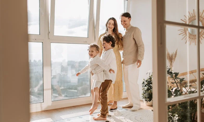 Na dan poroke moje sestre so mi starši zahtevali stanovanje. Ko sem odklonila, me je mama udarila… in takrat sem se odločila za maščevanje