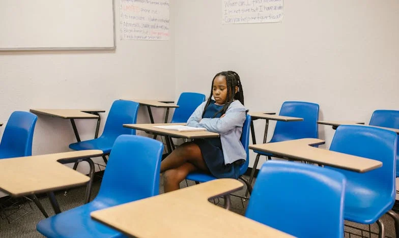 Razkritje na praznični mizi: Ko ljubezen razpade pred vso družino