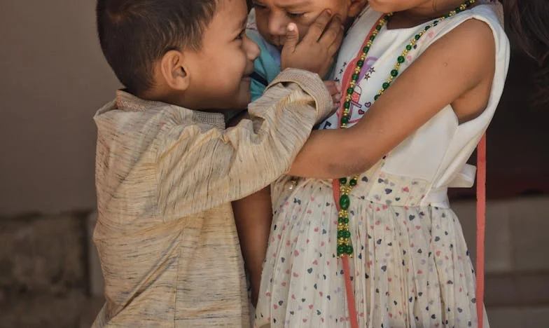 Tata, ona mi je držala roko na štedilniku…